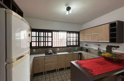 Casa com 3 quartos para alugar na rua jacipuia, 295, guarujá, porto alegre por r$ 5.800