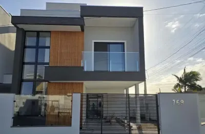 Sobrado de alto padrão em finalização de obra no bairro itacolomi - piçarras