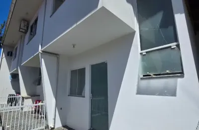 Casa geminada disponível para locação anual em penha, centro