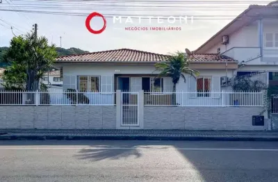 Casa de esquina a 500m do mar | 4 dormitórios no mar grosso