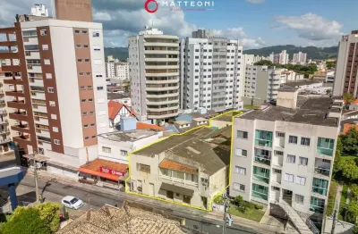 Terreno de 700m² no centro de tubarão: ideal para investir e construir!