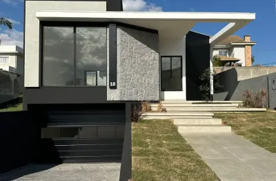 Excelente residência alto padrão dentro de condomínio fechado.