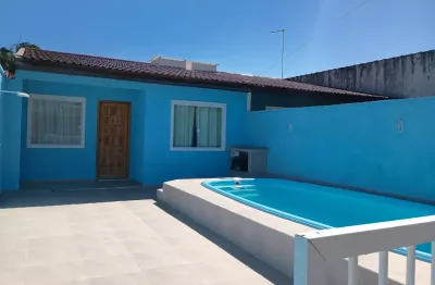 Casa com piscina em matinhos a duas quadras da praia 2 quartos