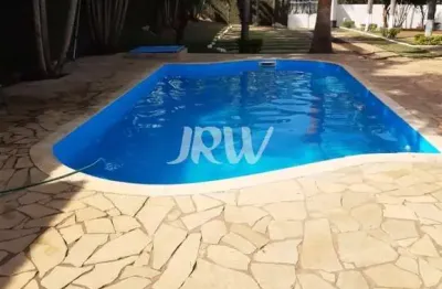 Chácara, regiao do fogueteiro , indaiatuba sp   uma  propriedade de 1000 m², este deslumbrante retiro abrange 400 m² de construção.  com 4 quartos, uma acolhedora sala de estar, uma cozinha totalmente