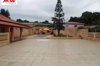Chácara maravilhosa com casa principal com e 3 quartos imensos todos com muitos armários embutidos novos e suítes, salas de jantar, estar, jogos e tv, copa enorme, cozinha e despensa. jardim de invern