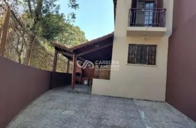 Excelente casa a venda com 02 quartos e 03 garagens, quintal com churrasqueira. ótima localização, perto do metrô campo limpo - jardim helga