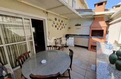 Casa a venda em condomínio, 3 dormitórios, suíte, sala 2 ambientes, churrasqueira e quintal privativo. condomínio morada do horto. parque munhoz.