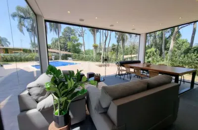 Casa à venda em condomínio fechado com 600m², piscina aquecida, 4 suítes, alto padrão, 10 vagas de garagem, sala de cinema, itapecerica da serra