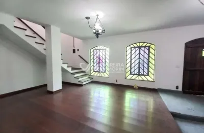 Venha conhecer essa espetacular casa de 3 quartos com 1 suíte na zona sul de são paulo, com 8 vagas de garagem!