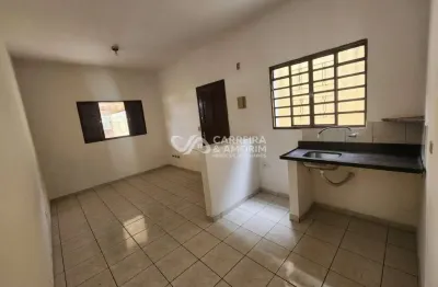 Casa independente com vaga de garagem, 01 dormitório sala e cozinha, próximo do metrô e do shopping campo limpo