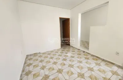 Kitnet para locação com 32 metros quadrados, 03 cômodos, 900,00 reais, parque santo antônio, chácara santana, próximo de ponto de ônibus