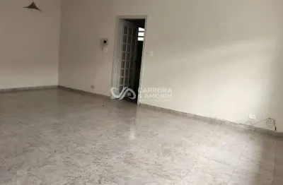 Esta encantadora casa térrea, localizada na Rua Professor Otávio Guimarães, oferece o equilíbrio perfeito