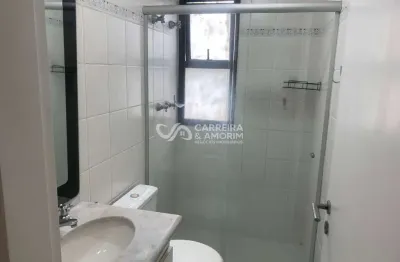 Totalmente mobiliado, o imóvel já conta com itens essenciais, como máquina lava e seca