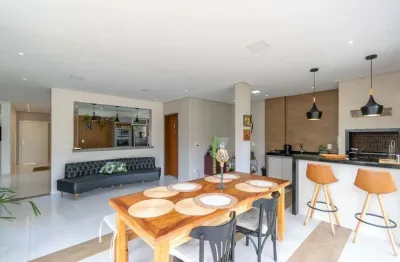 Residencia ampla e acolhedora com espaco de sobra para sua familia, alem de espaco generoso para lazer!