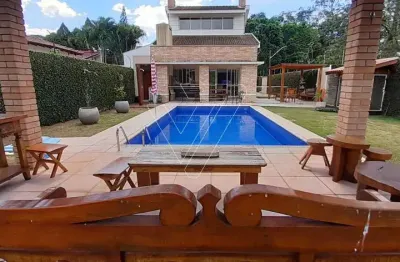 Conforto e elegância: casa com 2 suítes, pé-direito duplo e piscina - jd mediterrâneo