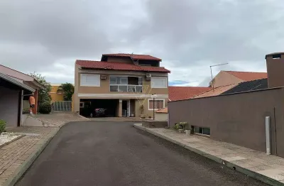 Casa assobradada no condomínio gralha azul 2, região leste: luxo, conforto e segurança em um ambiente aconchegante