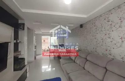 Maravilhoso sobrado à venda, todo mobiliado com hidromassagem. 
Próximo a tudo no bairro Boqueirão,