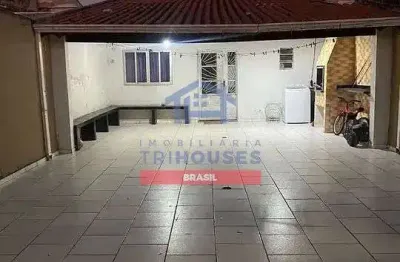 Linda casa à venda no bairro uberaba, com 2 dormitórios, churrasqueira e garagem para 4 carros por