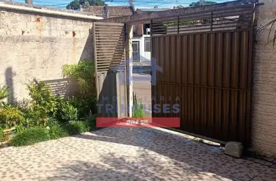 Linda casa no ganchinho!  com 2 quartos arejados e amplo quintal. documentação em dia;