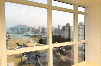 Sala comercial à venda no centro de navegantes, 100% mobiliada, com 1 vaga de garagem e localização estratégica!