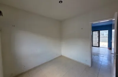 Aluga-se casa 2 quartos, varanda, com ótima localização no parque 10