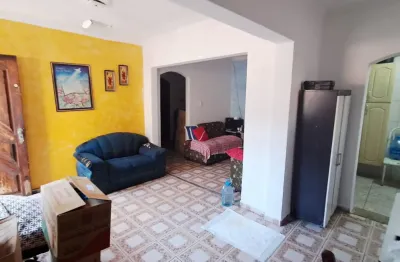 Casa térrea na Vila Guarani em Santo André com 8 cômodos e quintal