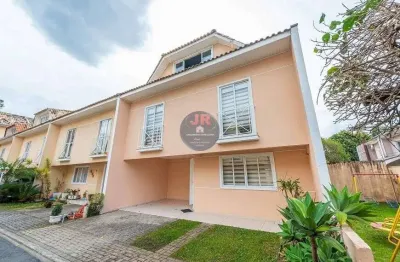Triplex em condomínio, 3 quartos sendo uma suíte com 140m²