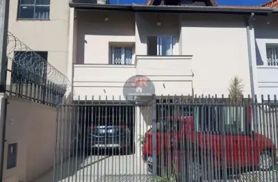 Sobrado frente pra rua  com ático e 3 quartos à venda no portão.
