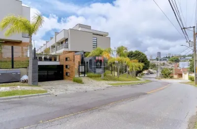 Tríplex exclusivo em condomínio, 3 suítes e amplo terreno nos fundos com 80m²