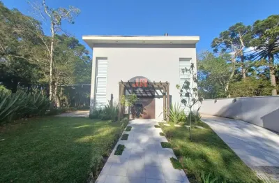 Casa em condomínio, com 3 suítes e com um bosque único e privativo