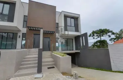 Tríplex em condomínio, 3 quartos sendo uma suíte com closet, 3 vagas e espaço nos fundos