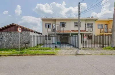 Sobrado de frente para rua com três quartos sendo uma suíte