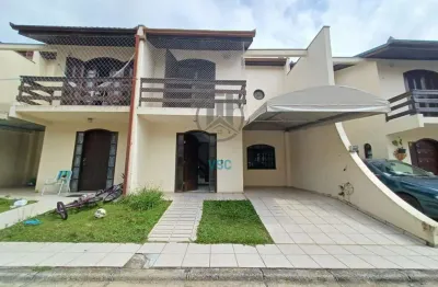 Tríplex em um condomínio calmo e tranquilo em uma rua sem saída, 3 quartos e 2 vagas.