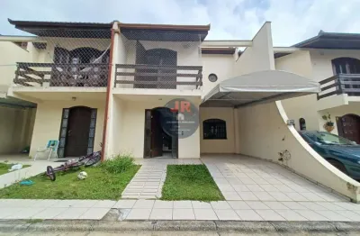 Tríplex em um condomínio calmo e tranquilo em uma rua sem saída, 3 quartos e 2 vagas.