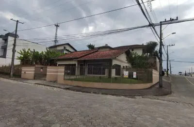 Residência averbada à venda em joinville, bairro floresta.