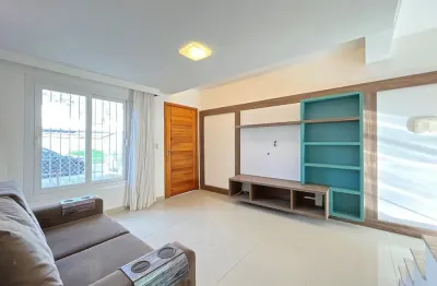 Linda casa  semi mobiliada c/ 2 suites, pátio e vaga na frente no guarujá