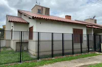 Casa  de 2 quartos térrea  de esquina com pátio na frente e atrás fora de condomínio oportunidade !!!