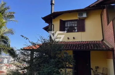 Itacorubi - casa 2 pavimentos + mezanino estilo rústica