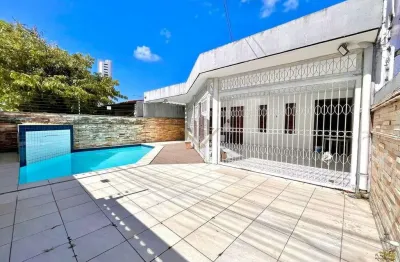 Casa com piscina, 3 quartos, 3 salas e ótima localização no bairro dos estados!