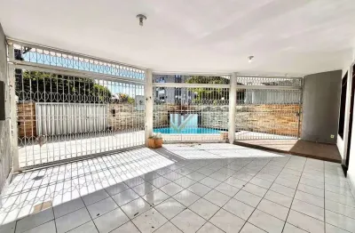 Casa com piscina, 3 quartos, 3 salas e ótima localização no bairro dos estados!