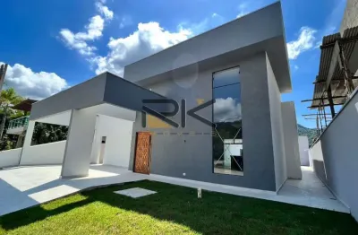 Casa em condominio fechado com 4 dormitórios sendo 4 suítes,2 vagas de garagem,varanda gourmet com churrasqueira e piscina.