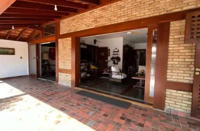 Casa com ampla sala 2 ambientes,3 dormitórios sendo uma suíte,edícula com mais 2 dormitórios e 1 banheiro,2 vagas de garagem