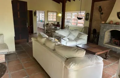 Casa em condominio com 4 dormitórios sendo 1 suítes,2 vagas de garagem,varanda gourmet com churrasqueira