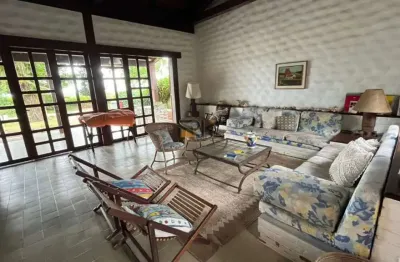 Casa em condomínio com 5 suítes,sala de estar e jantar,sala de tv,30 metros da orla,2 vagas de garagem