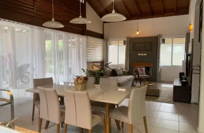 Casa em condominio fechado com 4 dormitórios sendo 2 suítes,2 vagas de garagem,sala 2 ambientes