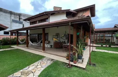 Casa em condominio fechado com 4 dormitórios sendo 1 suítes,2 vagas de garagem,varanda gourmet com churrasqueira e piscina.