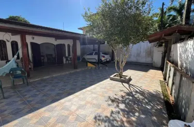 Casa em condominio com 4 dormitórios,4 vagas de garagem,varanda gourmet com churrasqueira e piscina.