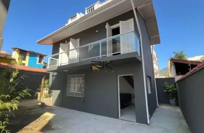 Sobrado no itaguá 2 dormitórios,3 banheiros,sala de estar e varanda gourmet com cozinha integrada