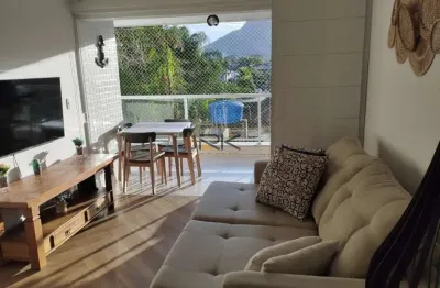 Apartamento praia da enseada com 2 dormitórios sendo 1 suíte,1 vaga de garagem,varanda gourmet com churrasqueira