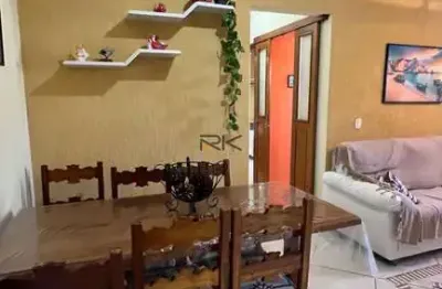 Apartamento à venda com sala de estar e jantar, 200 metros da praia